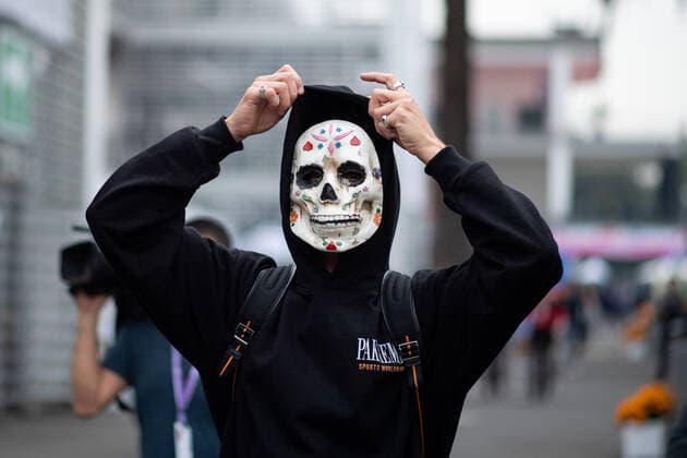Daniel Ricciardo AUS, McLaren F1 Team 3 arrives in paddock wearing skull mask for Day of the Dead holiday, MEX, Formula 1 Mexican Grand Prix, Autodromo Hermanos Rodriguez Mexico City, Mediaday, 27 10 2022 MEX, Formula 1 Mexican Grand Prix, Autodromo Hermanos Rodriguez Mexico City, Mediaday, 27 10 2022 Mexico City Copyright: xEibner Memmlerx EP_MMR
