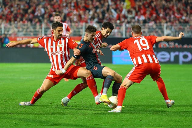 27 10 2022, xtgx, football UEFA Europa League, 1 FC Union Berlin Sporting Braga emspor, v l Rani Khedira Union Berlin, 8 , Vitinha Braga, 99 , Diogo Leite Union Berlin, 4 duel, duel, fight, tackle DFL DFB REGULATIONS PROHIBIT ANY USE OF PHOTOGRAPHS as IMAGE SEQUENCES and or QUASI VIDEO Berlin
