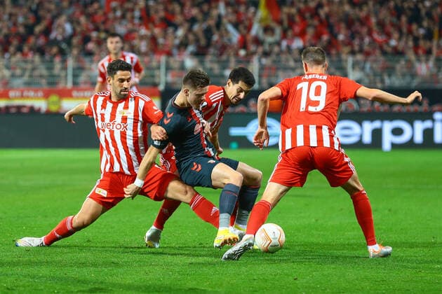 27 10 2022, xtgx, football UEFA Europa League, 1 FC Union Berlin Sporting Braga emspor, v l Rani Khedira Union Berlin, 8 , Vitinha Braga, 99 , Diogo Leite Union Berlin, 4 duel, duel, fight, tackle DFL DFB REGULATIONS PROHIBIT ANY USE OF PHOTOGRAPHS as IMAGE SEQUENCES and or QUASI VIDEO Berlin
