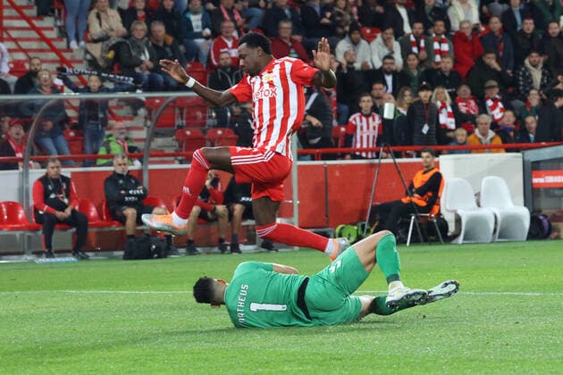 DEU, Europa League, 1 FC Union vs SC Braga, 27 10 2022, Stadion Alte Foersterei, Berlin, DEU, Europa League, 1 FC Union vs SC Braga, in picture Sheraldo Becker 1 FC Union Berlin 27 , Matheus Magalhaes SC Braga 1 DFL regulations prohibit any use of Photographs as image sequences and or quasi video Foto Juergen Engler nordphoto GmbH JuergenxEngler nph00076