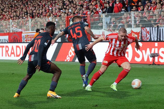 DEU, Europa League, 1 FC Union vs SC Braga, 27 10 2022, Stadion Alte Foersterei, Berlin, DEU, Europa League, 1 FC Union vs SC Braga, in picture Julian Ryerson 1 FC Union Berlin 6 , b20 , Iuri Medeiros SC Braga 45 DFL regulations prohibit any use of Photographs as image sequences and or quasi video Foto Juergen Engler nordphoto GmbH JuergenxEngler nph00076