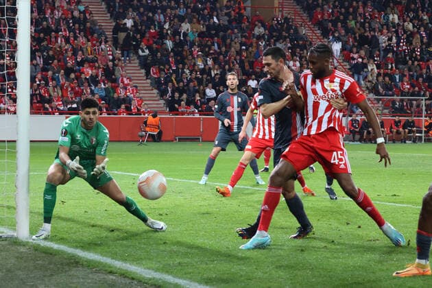 DEU, Europa League, 1 FC Union vs SC Braga, 27 10 2022, Stadion Alte Foersterei, Berlin, DEU, Europa League, 1 FC Union vs SC Braga, in picture Jordan Siebatcheu 1 FC Union Berlin 45 , Matheus Magalhaes SC Braga 1 , Paulo Oliveira SC Braga 15 DFL regulations prohibit any use of Photographs as image sequences and or quasi video Foto Juergen Engler nordphoto GmbH JuergenxEngler nph00076