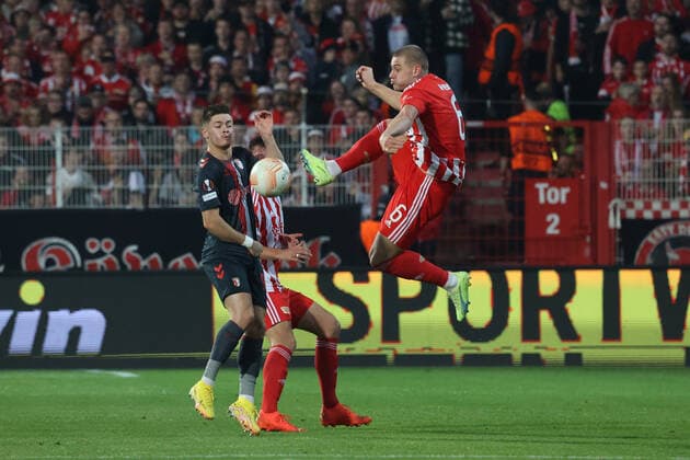 DEU, Europa League, 1 FC Union vs SC Braga, 27 10 2022, Stadion Alte Foersterei, Berlin, DEU, Europa League, 1 FC Union vs SC Braga, in picture Julian Ryerson 1 FC Union Berlin 6 , Abel Ruiz SC Braga 9 DFL regulations prohibit any use of Photographs as image sequences and or quasi video Foto Juergen Engler nordphoto GmbH JuergenxEngler nph00076