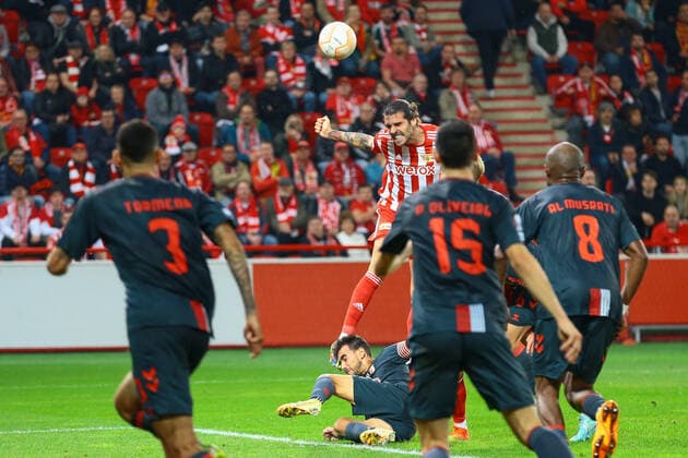 27 10 2022, xtgx, football UEFA Europa League, 1 FC Union Berlin Sporting Braga emspor, v l Christopher Trimmel Union Berlin, 28 header goal shot, shoots the ball on goal, shot DFL DFB REGULATES PROHIBIT ANY USE OF PHOTOGRAPHS AS IMAGE SEQUENCES AND OR QUASI VIDEO Berlin