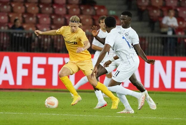 Photo Manuel Geisser 27 10 2022 football men season 2022 2023 UEFA Europa League FC Zuerich FK Bodoe Glimt picture Jonathan Okito FC Zuerich vs Albert Groenbaek FK Bodoe action duel
