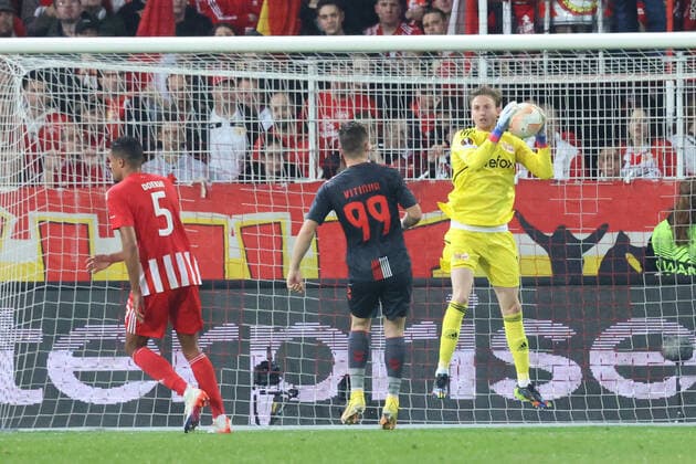 DEU, Europa League, 1 FC Union vs SC Braga, 27 10 2022, Stadion Alte Foersterei, Berlin, DEU, Europa League, 1 FC Union vs SC Braga, in picture Frederik Roennow 1 FC Union Berlin 1 , Danilho Doekhi 1 FC Union Berlin 5 , Vitinha SC Braga 99 DFL regulations prohibit any use of Photographs as image sequences and or quasi video Foto Juergen Engler nordphoto GmbH JuergenxEngler nph00076