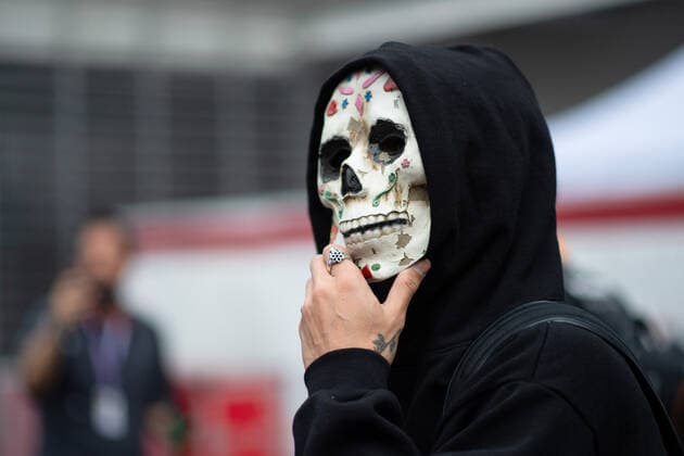 Daniel Ricciardo AUS, McLaren F1 Team 3 with skull mask and ring for Day of the Dead holiday, MEX, Formula 1 Mexican Grand Prix, Autodromo Hermanos Rodriguez Mexico City, Mediaday, 27 10 2022 MEX, Formula 1 Mexican Grand Prix, Autodromo Hermanos Rodriguez Mexico City, Mediaday, 27 10 2022 Mexico City Copyright: xEibner Memmlerx EP_MMR