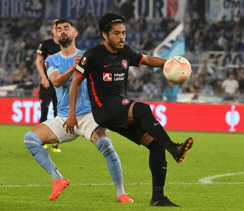 October 27, 2022, ROME, ITALY: Lazios Elseid Hysaj (L) vies for the ball with Evander of Midtjylland during Europa League Group F soccer match between SS Lazio and FC Midtjylland at Stadio Olimpico in Rome, Italy, 27 October 2022. ANSA MAURIZIO BRAMBATTI ROME ITALY - ZUMAa110 20221027_zaf_a110_027 Copyright: xMaurizioxBrambattixBtx