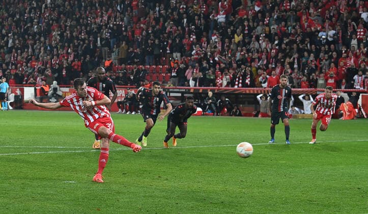 Football, Men, 2022 2023 season, Europa League Group D, Matchday 5 1 FC Union Berlin SC Sporting Braga, Robin Knoche 1 FC Union scores on penalty kick to 1 0 against goalkeeper Matheus not in picture, SC Sporting Braga , 27 10 2022, Copyright: xMatthiasxKochx