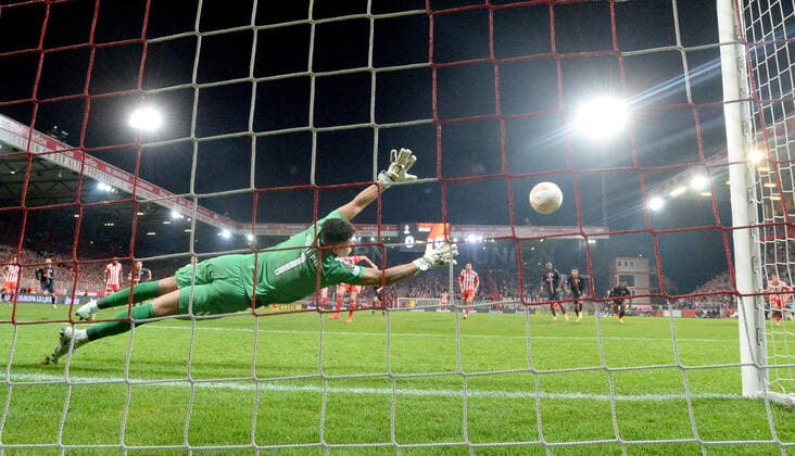 Football, Men, 2022 2023 season, Europa League Group D, Matchday 5 1 FC Union Berlin SC Sporting Braga, Robin Knoche M , 1 FC Union scores on penalty kick to 1 0 against goalkeeper Matheus SC Sporting Braga , 27 10 2022, Copyright: xMatthiasxKochx