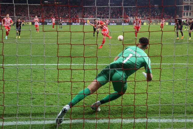 DEU, Europa League, 1 FC Union vs SC Braga, 27 10 2022, Stadion Alte Foersterei, Berlin, DEU, Europa League, 1 FC Union vs SC Braga, in picture 1 0 by 11m of Robin Knoche 1 FC Union Berlin 31 , Matheus Magalhaes SC Braga 1 DFL regulations prohibit any use of Photographs as image sequences and or quasi video Foto Juergen Engler nordphoto GmbH JuergenxEngler nph00076