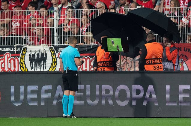 Football, Men, Season 2022 2023, Europa League Group Stage, Group D, Matchday 5 , 1 FC Union Berlin SC Braga, Referee Craig Pawson ENG gives penalty for Union after video evidence, which Robin Knoche 1 FC Union Berlin converts to 1 0 27 10 2022, Copyright: xSebastianxRäppold MatthiasxKochx