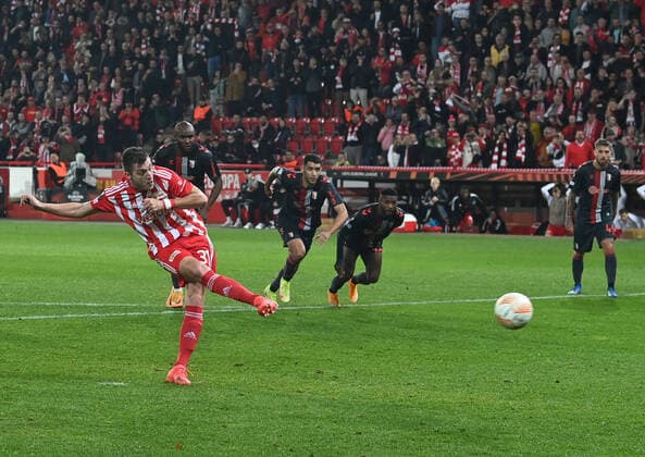Football, Men, 2022 2023 season, Europa League Group D, Matchday 5 1 FC Union Berlin SC Sporting Braga, Robin Knoche 1 FC Union scores on penalty kick to 1 0 against goalkeeper Matheus not in picture, SC Sporting Braga , 27 10 2022, Copyright: xMatthiasxKochx