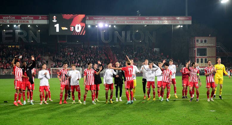 Football, men, 2022 2023 season, Europa League Group D, Matchday 5 1 FC Union Berlin SC Sporting Braga, Union with the fans, cheering after the final whistle, scoreboard with 1 0 final score, 27 10 2022, Copyright: xMatthiasxKochx