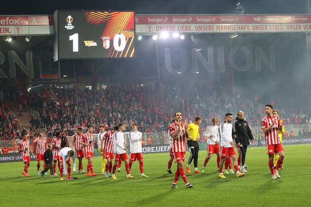 DEU, Europa League, 1 FC Union vs SC Braga, 27 10 2022, Stadion Alte Foersterei, Berlin, DEU, Europa League, 1 FC Union vs SC Braga, in picture Union players circle, scoreboard with final result DFL regulations prohibit any use of Photographs as image sequences and or quasi video Foto Juergen Engler nordphoto GmbH JuergenxEngler nph00076