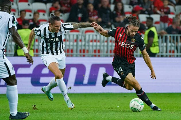 Billal Brahimi (OGC Nice) - Ljubomir Fejsa (FK Partizan) FOOTBALL : OGC Nice vs FK Partizan - Conference League - Phase de groupe - Nice - 27 10 2022 NorbertScanella Panoramic 