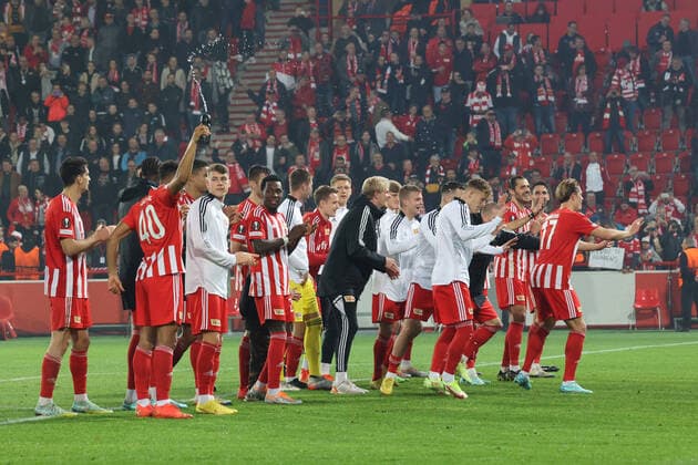 DEU, Europa League, 1 FC Union vs SC Braga, 27 10 2022, Stadion Alte Foersterei, Berlin, DEU, Europa League, 1 FC Union vs SC Braga, in picture Unioner Spielerkreis DFL regulations prohibit any use of Photographs as image sequences and or quasi video Foto Juergen Engler nordphoto GmbH JuergenxEngler nph00076