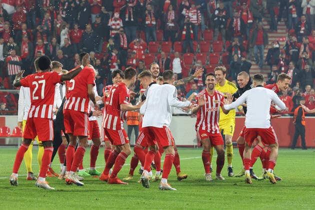 DEU, Europa League, 1 FC Union vs SC Braga, 27 10 2022, Stadion Alte Foersterei, Berlin, DEU, Europa League, 1 FC Union vs SC Braga, in picture Unioner Spielerkreis DFL regulations prohibit any use of Photographs as image sequences and or quasi video Foto Juergen Engler nordphoto GmbH JuergenxEngler nph00076