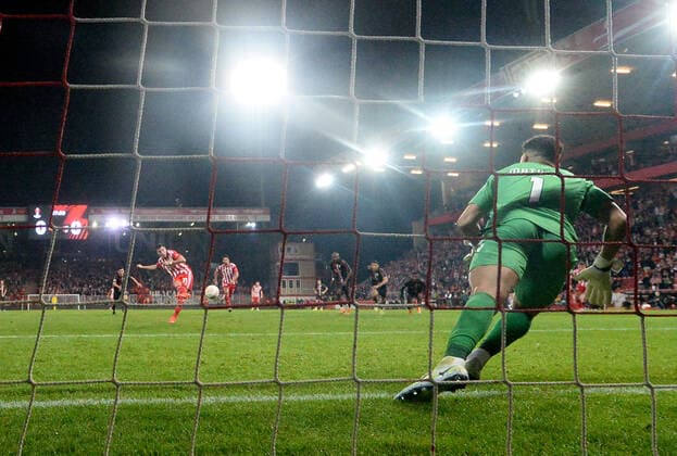 Football, Men, 2022 2023 season, Europa League Group D, Matchday 5 1 FC Union Berlin SC Sporting Braga, Robin Knoche 1 FC Union scores on penalty kick to 1 0 against goalkeeper Matheus SC Sporting Braga , 27 10 2022, Copyright: xMatthiasxKochx