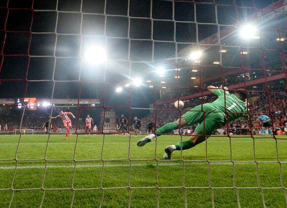 Football, Men, 2022 2023 season, Europa League Group D, Matchday 5 1 FC Union Berlin SC Sporting Braga, Robin Knoche 1 FC Union scores on penalty kick to 1 0 against goalkeeper Matheus SC Sporting Braga , 27 10 2022, Copyright: xMatthiasxKochx