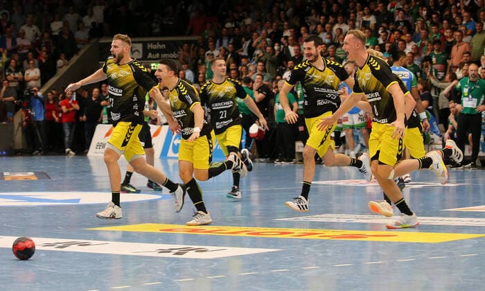 Sport Themen der Woche KW43 Sport Bilder des Tages BAU 27.10..2022 Göppingen Handball Frisch Auf Göppingen vs. TVB Stuttgart, die Spieler des TVB rennen mit Schlusspfiff auf das Spielfeld *** BAU 27 10 2022 Göppingen Handball Frisch Auf Göppingen vs TVB Stuttgart, the players of TVB run onto the pitch with the final whistle.