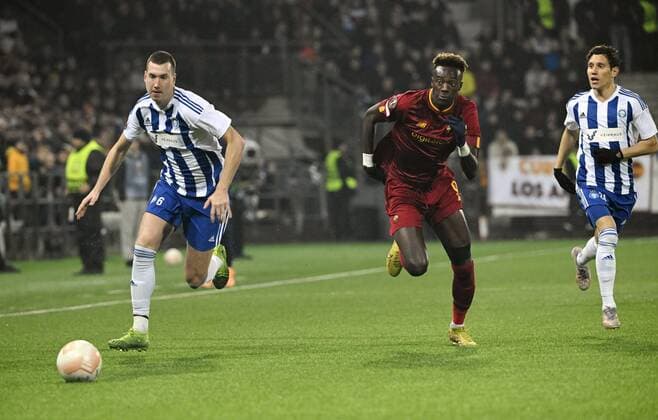 Aapo Halme (L) and David Browne (R) of HJK fight for the ball with Tammy Abraham of AS Roma during the football UEFA Europa League Group C match HJK vs. AS Roma in Helsinki, Finland on Thursday, 27th Oct., 2022. Helsinki Finland LKFTJK20221027220704VEPT  Copyright: xEmmixKorhonenx LKFTJK20221027220704VEPT