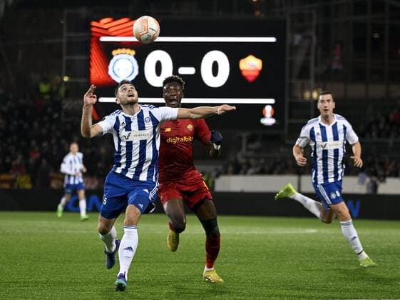 Arttu Hoskonen (L) and Aapo Halme (R) of HJK fight for the ball with Tammy Abraham of AS Roma during the football UEFA Europa League Group C match HJK vs. AS Roma in Helsinki, Finland on Thursday, 27th Oct., 2022. Helsinki Finland LKFTJK20221027221519TIXO  Copyright: xEmmixKorhonenx LKFTJK20221027221519TIXO
