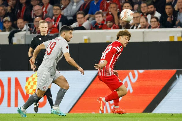 Georgios Masouras Olympiacos FC, 19 and Ritsu Doan SC Freiburg, 42 in running duel , GER, SC Freiburg vs Olympiacos FC, Football, UEFA Europa League, Matchday 5, Group Stage, 27 10 2022 GER, SC Freiburg vs Olympiacos FC, Football, UEFA Europa League, Matchday 5, Group Stage, 27 10 2022 Freiburg im Breisgau, Germany Copyright: xEibner-Pressefoto GrantxHubbsx EP_GHS