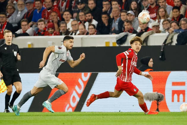 Georgios Masouras Olympiacos FC, 19 and Ritsu Doan SC Freiburg, 42 in running duel , GER, SC Freiburg vs Olympiacos FC, Football, UEFA Europa League, Matchday 5, Group Stage, 27 10 2022 GER, SC Freiburg vs Olympiacos FC, Football, UEFA Europa League, Matchday 5, Group Stage, 27 10 2022 Freiburg im Breisgau, Germany Copyright: xEibner-Pressefoto GrantxHubbsx EP_GHS