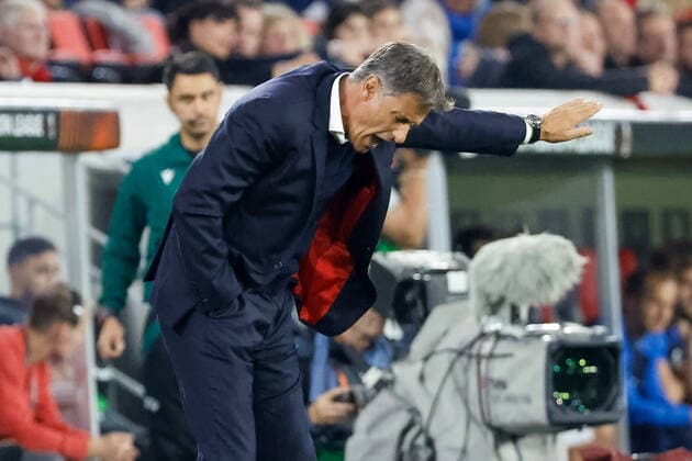 Michel Olympiacos FC, coach gesture, gestures, gestures , GER, SC Freiburg vs Olympiacos FC, football, UEFA Europa League, Matchday 5, Group Stage, 27 10 2022 GER, SC Freiburg vs Olympiacos FC, football, UEFA Europa League, Matchday 5, Group Stage, 27 10 2022 Freiburg im Breisgau, Germany Copyright: xEibner-Pressefoto GrantxHubbsx EP_GHS