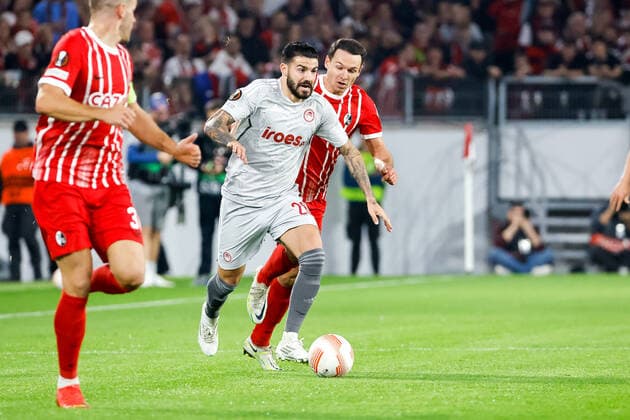Gonzalo Avila Olympiacos FC, 26 and Nicolas Hoefler SC Freiburg, 27 in running duel , GER, SC Freiburg vs Olympiacos FC, Football, UEFA Europa League, Matchday 5, Group Stage, 27 10 2022 GER, SC Freiburg vs Olympiacos FC, Football, UEFA Europa League, Matchday 5, Group Stage, 27 10 2022 Freiburg im Breisgau, Germany Copyright: xEibner-Pressefoto GrantxHubbsx EP_GHS