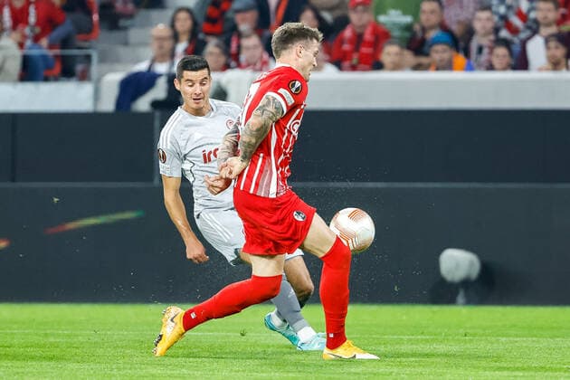 Lukas Kuebler SC Freiburg, 17 blocks the ball from Marios Vrousai Olympiacos FC, 17 , GER, SC Freiburg vs Olympiacos FC, Football, UEFA Europa League, Matchday 5, Group Stage, 27 10 2022 GER, SC Freiburg vs Olympiacos FC, Football, UEFA Europa League, Matchday 5, Group Stage, 27 10 2022 Freiburg im Breisgau, Germany Copyright: xEibner-Pressefoto GrantxHubbsx EP_GHS