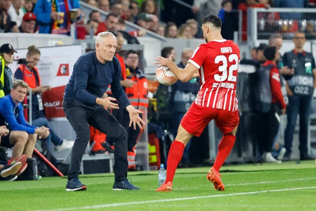 Christian Streich SC Freiburg, coach passes the ball to Vincenzo Grifo SC Freiburg, 32 , GER, SC Freiburg vs Olympiacos FC, football, UEFA Europa League, matchday 5, group stage, 27 10 2022 GER, SC Freiburg vs Olympiacos FC, football, UEFA Europa League, matchday 5, group stage, 27 10 2022 Freiburg im Breisgau, Germany. Copyright: xEibner-Pressefoto GrantxHubbsx EP_GHS