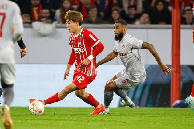 Ritsu Doan SC Freiburg, 42 and Yann M Vila Olympiacos FC, 06 in running duel , GER, SC Freiburg vs Olympiacos FC, Football, UEFA Europa League, Matchday 5, Group Stage, 27 10 2022 GER, SC Freiburg vs Olympiacos FC, Football, UEFA Europa League, Matchday 5, Group Stage, 27 10 2022 Freiburg im Breisgau, Germany. Copyright: xEibner-Pressefoto GrantxHubbsx EP_GHS