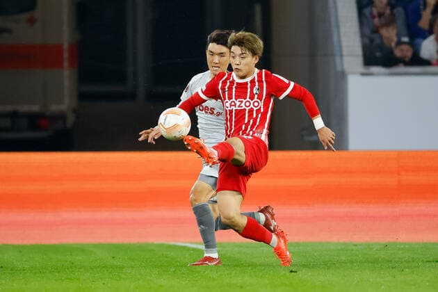 Inbeom Hwang Olympiacos FC, 33 and Ritsu Doan SC Freiburg, 42 in duel , GER, SC Freiburg vs Olympiacos FC, Football, UEFA Europa League, Matchday 5, Group Stage, 27 10 2022 GER, SC Freiburg vs Olympiacos FC, Football, UEFA Europa League, Matchday 5, Group Stage, 27 10 2022 Freiburg im Breisgau, Germany Copyright: xEibner-Pressefoto GrantxHubbsx EP_GHS