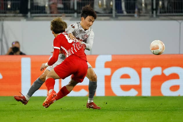 Inbeom Hwang Olympiacos FC, 33 and Ritsu Doan SC Freiburg, 42 in duel , GER, SC Freiburg vs Olympiacos FC, Football, UEFA Europa League, Matchday 5, Group Stage, 27 10 2022 GER, SC Freiburg vs Olympiacos FC, Football, UEFA Europa League, Matchday 5, Group Stage, 27 10 2022 Freiburg im Breisgau, Germany Copyright: xEibner-Pressefoto GrantxHubbsx EP_GHS