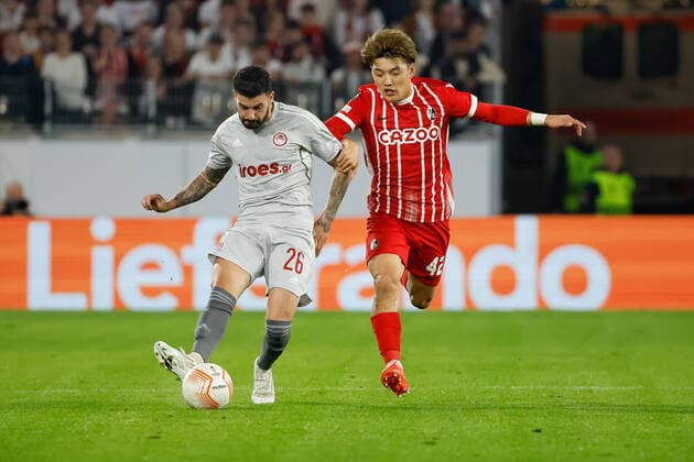 Gonzalo Avila Olympiacos FC, 26 and Ritsu Doan SC Freiburg, 42 in running duel , GER, SC Freiburg vs Olympiacos FC, Football, UEFA Europa League, Matchday 5, Group Stage, 27 10 2022 GER, SC Freiburg vs Olympiacos FC, Football, UEFA Europa League, Matchday 5, Group Stage, 27 10 2022 Freiburg im Breisgau, Germany Copyright: xEibner-Pressefoto GrantxHubbsx EP_GHS