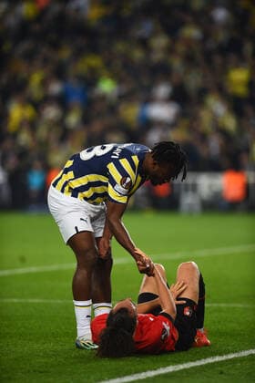 Michy Batshuayi (L) of Fenerbahce and Arthur Theate 5 of Stade Rennes during the UEFA Europa League group B match between Fenerbahce and Stade Rennes at Ulker Sukru Saracoglu Stadium in Istanbul, Turkey on October 27, 2022. ( Photo by Seskimphoto ) 