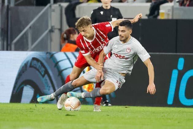 Yannik Keitel SC Freiburg, 14 and Georgios Masouras Olympiacos FC, 19 in duel , GER, SC Freiburg vs Olympiacos FC, Football, UEFA Europa League, Matchday 5, Group Stage, 27 10 2022 GER, SC Freiburg vs Olympiacos FC, Football, UEFA Europa League, Matchday 5, Group Stage, 27 10 2022 Freiburg im Breisgau, Germany Copyright: xEibner-Pressefoto GrantxHubbsx EP_GHS