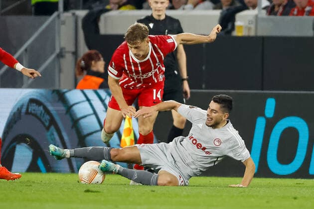 Yannik Keitel SC Freiburg, 14 and Georgios Masouras Olympiacos FC, 19 in duel , GER, SC Freiburg vs Olympiacos FC, Football, UEFA Europa League, Matchday 5, Group Stage, 27 10 2022 GER, SC Freiburg vs Olympiacos FC, Football, UEFA Europa League, Matchday 5, Group Stage, 27 10 2022 Freiburg im Breisgau, Germany Copyright: xEibner-Pressefoto GrantxHubbsx EP_GHS