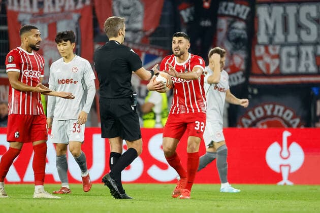 Referees Kristo Tohver and Vincenzo Grifo SC Freiburg, 32 Dialog , GER, SC Freiburg vs Olympiacos FC, Football, UEFA Europa League, Matchday 5, Group Stage, 27 10 2022 GER, SC Freiburg vs Olympiacos FC, Football, UEFA Europa League, Matchday 5, Group Stage, 27 10 2022 Freiburg im Breisgau, Germany. Copyright: xEibner-Pressefoto GrantxHubbsx EP_GHS