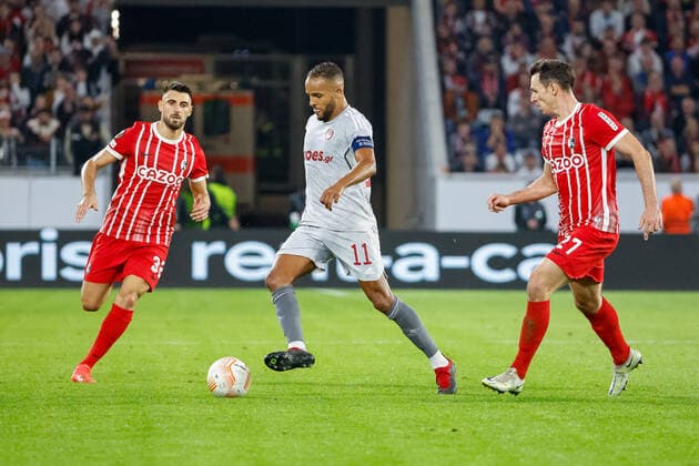 Vincenzo Grifo SC Freiburg, 32 , Youssef El Arabi Olympiacos FC, 11 and Nicolas Hoefler SC Freiburg, 27 in running duel , GER, SC Freiburg vs Olympiacos FC, Football, UEFA Europa League, Matchday 5, Group Stage, 27 10 2022 GER, SC Freiburg vs Olympiacos FC, Football, UEFA Europa League, Matchday 5, Group Stage, 27 10 2022 Freiburg im Breisgau, Germany Copyright: xEibner-Pressefoto GrantxHubbsx EP_GHS