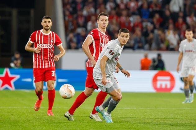 Nicolas Hoefler SC Freiburg, 27 and Marios Vrousai Olympiacos FC, 17 in duel , GER, SC Freiburg vs Olympiacos FC, Football, UEFA Europa League, Matchday 5, Group Stage, 27 10 2022 GER, SC Freiburg vs Olympiacos FC, Football, UEFA Europa League, Matchday 5, Group Stage, 27 10 2022 Freiburg im Breisgau, Germany Copyright: xEibner-Pressefoto GrantxHubbsx EP_GHS