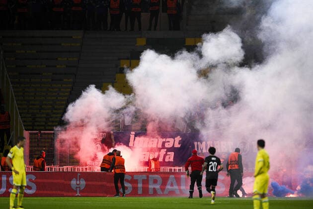 Les supporters de Qarabah jetent des fumigenes sur la pelouse apres le but de Marko Vesovic (Qarabah) FOOTBALL : FC NANTES vs QARABAH FK - Ligue Europa - J5 - 27 10 2022 JBAutissier Panoramic 