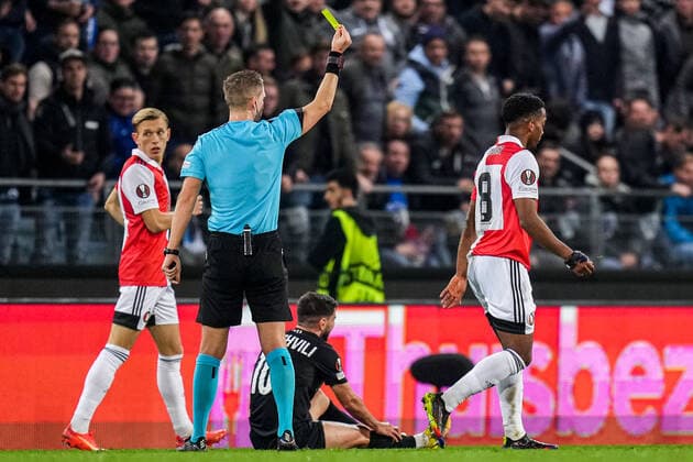 UEFA Europa League: SK Sturm Graz v Feyenoord Graz - Referee Espen Eskas gives Quinten Timber of Feyenoord a yellow card during the match between SK Sturm Graz v Feyenoord at Stadion Graz-Liebenau on 27 October 2022 in Graz, Austria. Copyright: xYannickxVerhoevenx