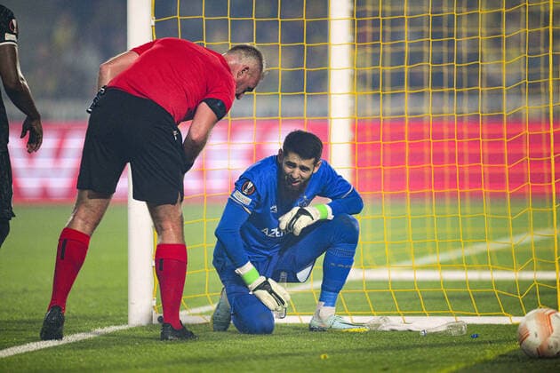 Sahrudin Mehemmedeliev (Qarabah) gene par les fumigenes lances par les supporters Nantais FOOTBALL : FC NANTES vs QARABAH FK - Ligue Europa - J5 - 27 10 2022 JBAutissier Panoramic 