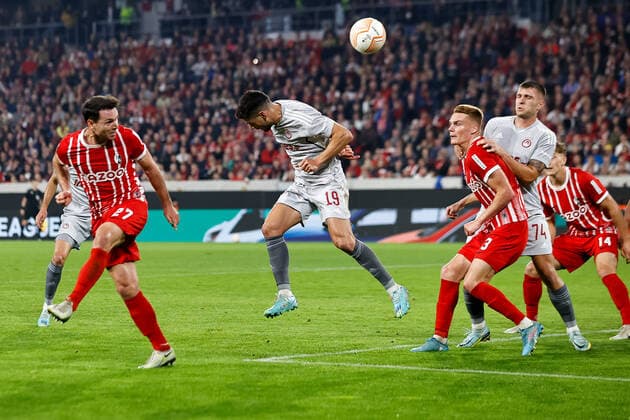 Nicolas Hoefler SC Freiburg, 27 at header, with Georgios Masouras Olympiacos FC, 19 , Philipp Lienhart SC Freiburg, 03 , Andreas Richardos Ntoi Olympiacos FC, 74 and Yannik Keitel SC Freiburg, 14 , GER, SC Freiburg vs Olympiacos FC, soccer, UEFA Europa League, Matchday 5, Group Stage, 27 10 2022 GER, SC Freiburg vs Olympiacos FC, soccer, UEFA Europa League, Matchday 5, Group Stage, 27 10 2022 Freiburg im Breisgau, Germany. Copyright: xEibner-Pressefoto GrantxHubbsx EP_GHS