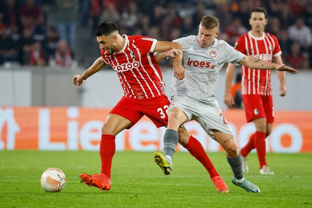 Vincenzo Grifo SC Freiburg, 32 and Pep Biel Olympiacos FC, 21 in duel , GER, SC Freiburg vs Olympiacos FC, Football, UEFA Europa League, Matchday 5, Group Stage, 27 10 2022 GER, SC Freiburg vs Olympiacos FC, Football, UEFA Europa League, Matchday 5, Group Stage, 27 10 2022 Freiburg im Breisgau, Germany. Copyright: xEibner-Pressefoto GrantxHubbsx EP_GHS