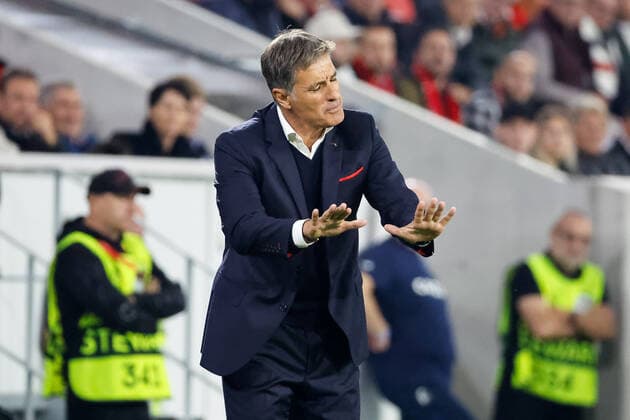 Michel Olympiacos FC, coach gesture, gestures, gestures , GER, SC Freiburg vs Olympiacos FC, football, UEFA Europa League, Matchday 5, Group Stage, 27 10 2022 GER, SC Freiburg vs Olympiacos FC, football, UEFA Europa League, Matchday 5, Group Stage, 27 10 2022 Freiburg im Breisgau, Germany Copyright: xEibner-Pressefoto GrantxHubbsx EP_GHS