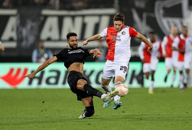 SOCCER - UEFA EL, Sturm vs Feyenoord GRAZ,AUSTRIA,27.OCT.22 - SOCCER - UEFA Europa League, group stage, SK Sturm Graz vs Feyenoord Rotterdam. Image shows Gregory Wuethrich (Sturm) and Santiago Gimenez (Feyenoord).  GEPAxpictures xHansxOberlaender